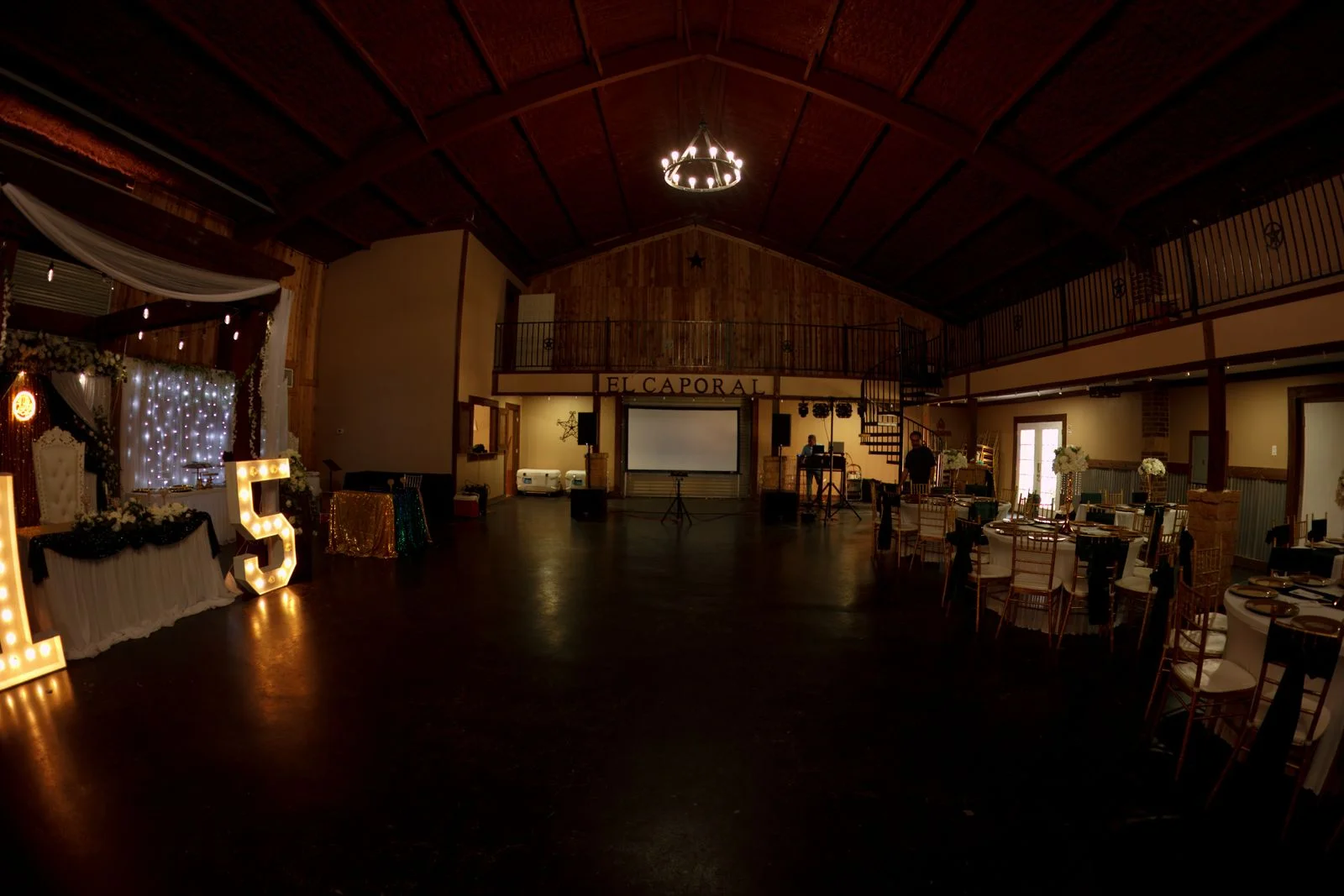 Ambiente con iluminación en El Gran Caporal